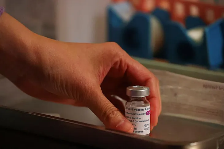 FDA và CDC Mỹ khuyến cáo tạm ngưng sử dụng vaccine COVID-19 của Johnson & Johnson - Ảnh 2. FDA và CDC Mỹ khuyến cáo tạm ngưng sử dụng vaccine COVID-19 của Johnson & Johnson - Ảnh 2.