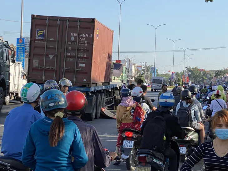 Cô gái trẻ chết thảm dưới bánh xe containner lúc sáng sớm - Ảnh 3. Cô gái trẻ chết thảm dưới bánh xe containner lúc sáng sớm - Ảnh 3.