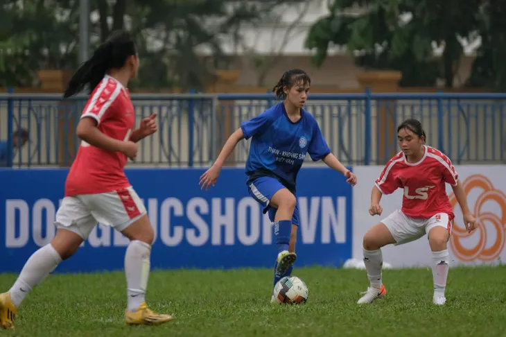 Than KSVN vô địch lượt đi Giải Bóng đá Nữ U19 Quốc gia 2021 - Ảnh 1. Than KSVN vô địch lượt đi Giải Bóng đá Nữ U19 Quốc gia 2021 - Ảnh 1.