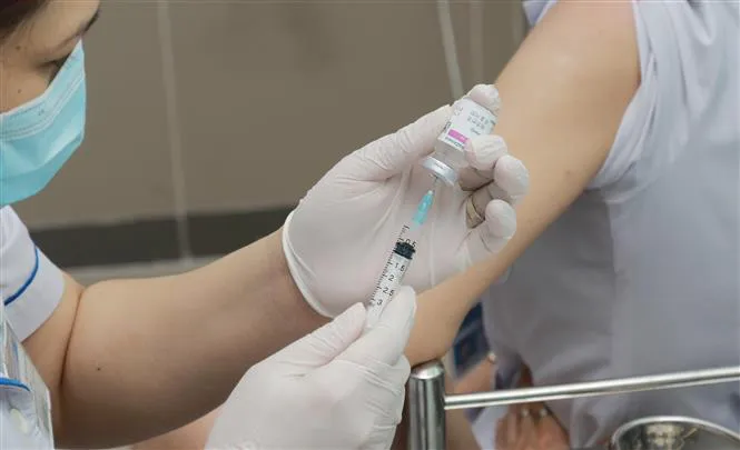 TP Hồ Chí Minh khẩn trương tiêm vaccine COVID-19 đợt 1 - Ảnh 1. TP Hồ Chí Minh khẩn trương tiêm vaccine COVID-19 đợt 1 - Ảnh 1.