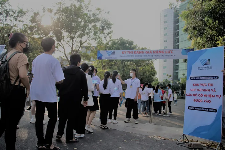 Sáng nay (28/3), 74.000 thí sinh thi đánh giá năng lực đợt 1 - Ảnh 1. Sáng nay (28/3), 74.000 thí sinh thi đánh giá năng lực đợt 1 - Ảnh 1.