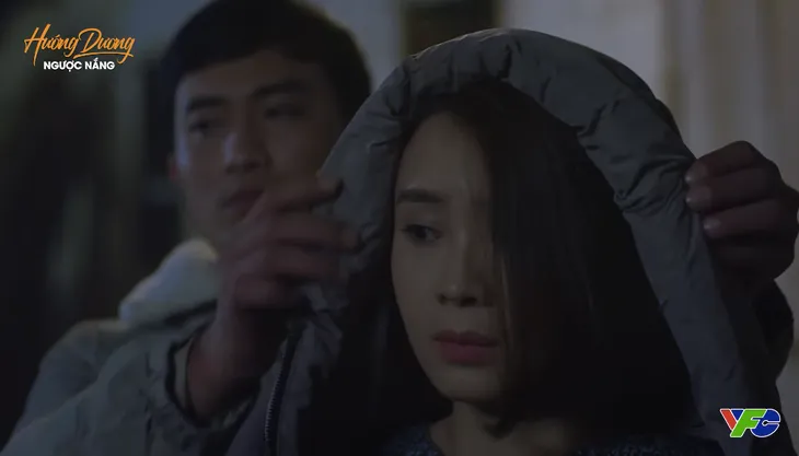 Hướng dương ngược nắng tập 46: Đang có giây phút tình bể tình, Phúc nói 1 câu làm Châu mất hứng ngay lập tức - Ảnh 2. Hướng dương ngược nắng tập 46: Đang có giây phút tình bể tình, Phúc nói 1 câu làm Châu mất hứng ngay lập tức - Ảnh 2.