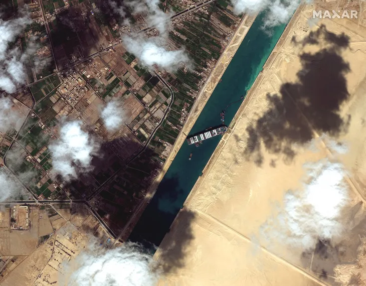 “Siêu tàu” mắc kẹt ở kênh Suez đã xê dịch - Ảnh 1. “Siêu tàu” mắc kẹt ở kênh Suez đã xê dịch - Ảnh 1.