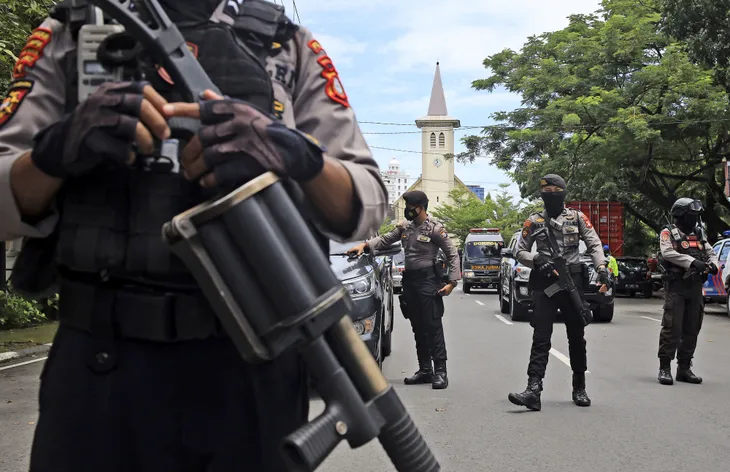 Đánh bom bên ngoài nhà thờ ở Indonesia, 2 người thiệt mạng - Ảnh 3. Đánh bom bên ngoài nhà thờ ở Indonesia, 2 người thiệt mạng - Ảnh 3.