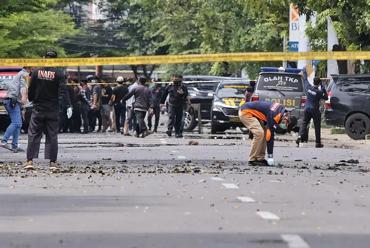 Đánh bom bên ngoài nhà thờ ở Indonesia, 2 người thiệt mạng - Ảnh 1. Đánh bom bên ngoài nhà thờ ở Indonesia, 2 người thiệt mạng - Ảnh 1.