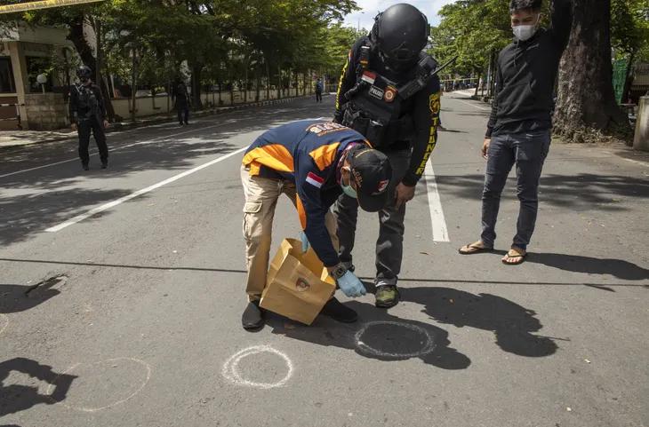 Đánh bom bên ngoài nhà thờ ở Indonesia, 2 người thiệt mạng - Ảnh 2. Đánh bom bên ngoài nhà thờ ở Indonesia, 2 người thiệt mạng - Ảnh 2.