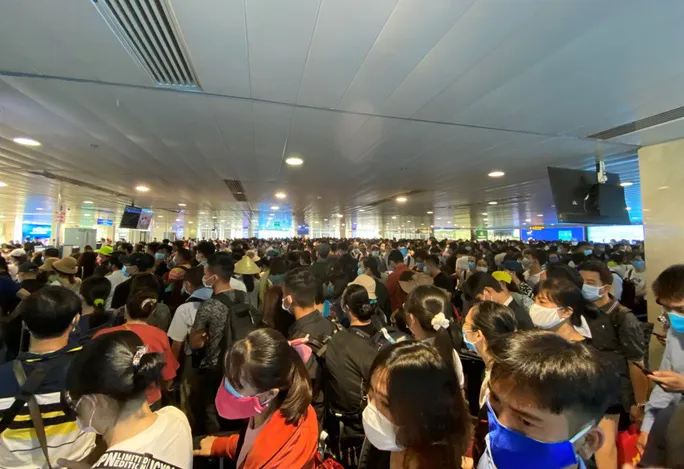 Sân bay Tân Sơn Nhất tắc nghẽn, Vietnam Airlines khuyến cáo hành khách đến sớm - Ảnh 1. Sân bay Tân Sơn Nhất tắc nghẽn, Vietnam Airlines khuyến cáo hành khách đến sớm - Ảnh 1.