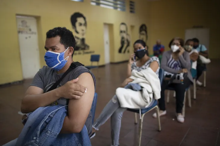 Venezuela đề xuất đổi dầu lấy vaccine ngừa COVID-19 - Ảnh 1.