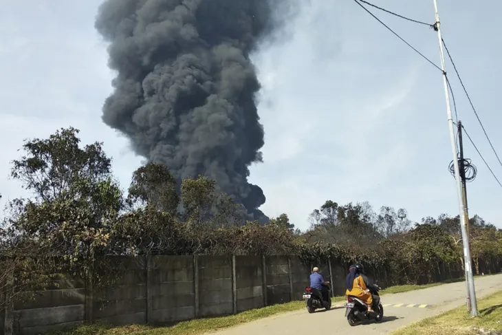 Hỏa hoạn nghiêm trọng tại nhà máy lọc dầu ở Indonesia, 5 người bị thương, hàng trăm người phải sơ tán - Ảnh 1. Hỏa hoạn nghiêm trọng tại nhà máy lọc dầu ở Indonesia, 5 người bị thương, hàng trăm người phải sơ tán - Ảnh 1.