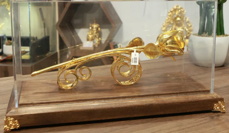 Chiêm ngưỡng bông hồng đúc bằng vàng 24 nguyên khối giá 330 triệu đồng - Ảnh 5. Chiêm ngưỡng bông hồng đúc bằng vàng 24 nguyên khối giá 330 triệu đồng - Ảnh 5.