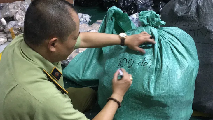 Tóm gọn kho giày dép khủng giả mạo các nhãn hiệu Dior, Chanel, Gucci - Ảnh 2. Tóm gọn kho giày dép khủng giả mạo các nhãn hiệu Dior, Chanel, Gucci - Ảnh 2.
