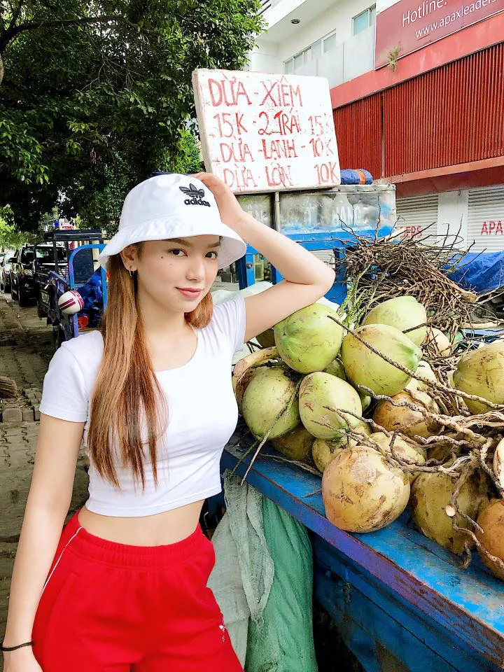 Nữ chính Ngày em đến chăm khoe eo con kiến - Ảnh 8. Nữ chính Ngày em đến chăm khoe eo con kiến - Ảnh 8.