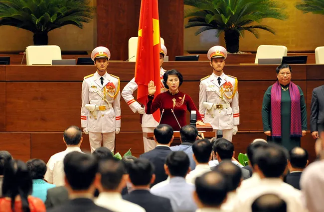 Quốc hội phê chuẩn việc miễn nhiệm Chủ tịch Quốc hội Nguyễn Thị Kim Ngân - Ảnh 2. Quốc hội phê chuẩn việc miễn nhiệm Chủ tịch Quốc hội Nguyễn Thị Kim Ngân - Ảnh 2.