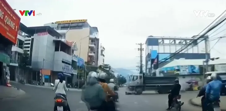 Suýt mất mạng vì điều khiển xe máy cố vượt đèn đỏ - Ảnh 1. Suýt mất mạng vì điều khiển xe máy cố vượt đèn đỏ - Ảnh 1.