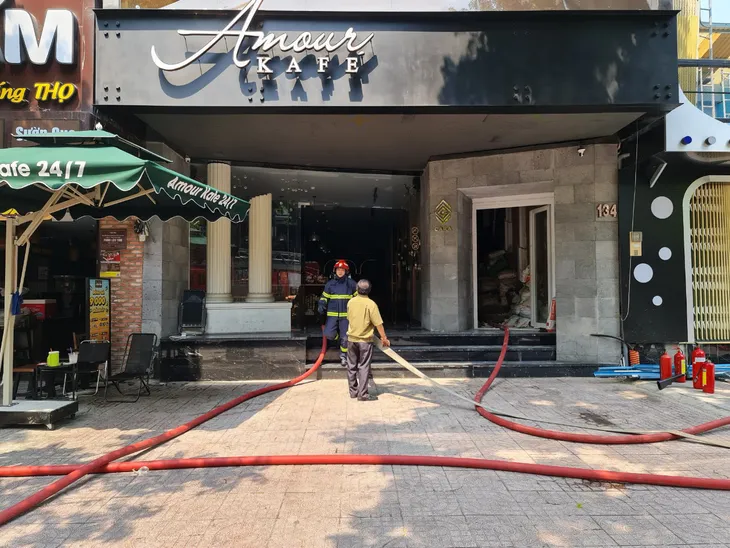 Cháy tại trung tâm quận 1, sơ tán học sinh một trường cấp 3 - Ảnh 2. Cháy tại trung tâm quận 1, sơ tán học sinh một trường cấp 3 - Ảnh 2.