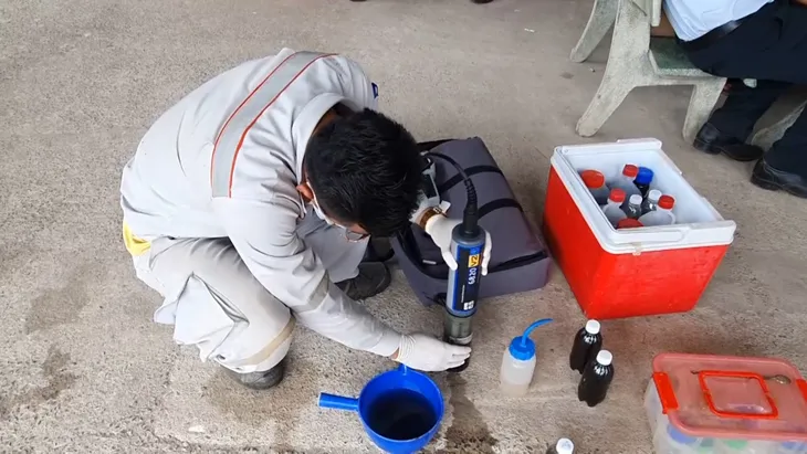 Vụ nước hồ đổi màu tím: Mẫu nước thải Công ty Nghê Huỳnh vượt quy chuẩn - Ảnh 3. Vụ nước hồ đổi màu tím: Mẫu nước thải Công ty Nghê Huỳnh vượt quy chuẩn - Ảnh 3.