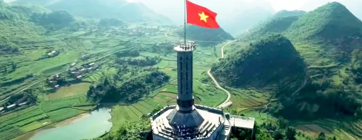 Tổ quốc trong tim: Hát yêu tổ quốc khi mặt trời lên - Ảnh 1. Tổ quốc trong tim: Hát yêu tổ quốc khi mặt trời lên - Ảnh 1.