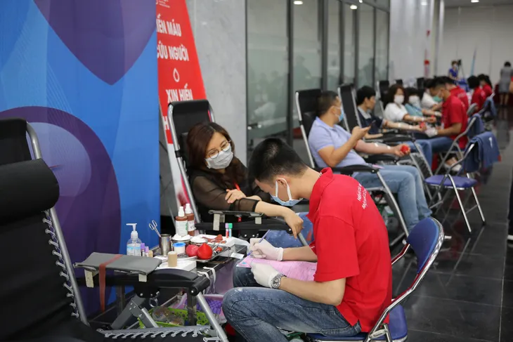 Cán bộ, nhân viên Đài THVN hào hứng tham gia hiến máu nhân đạo - Ảnh 5. Cán bộ, nhân viên Đài THVN hào hứng tham gia hiến máu nhân đạo - Ảnh 5.