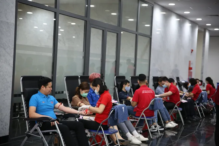 Cán bộ, nhân viên Đài THVN hào hứng tham gia hiến máu nhân đạo - Ảnh 3. Cán bộ, nhân viên Đài THVN hào hứng tham gia hiến máu nhân đạo - Ảnh 3.