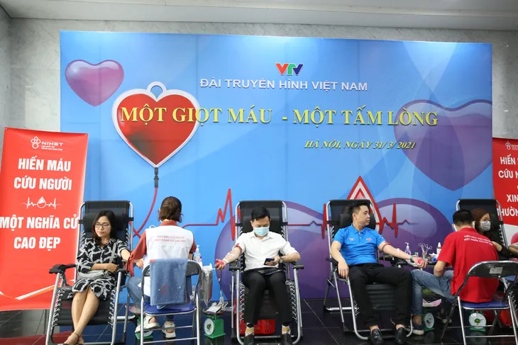 Cán bộ, nhân viên Đài THVN hào hứng tham gia hiến máu nhân đạo - Ảnh 2. Cán bộ, nhân viên Đài THVN hào hứng tham gia hiến máu nhân đạo - Ảnh 2.