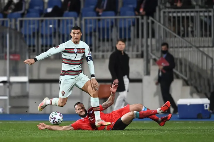Ronaldo ghi bàn, Bồ Đào Nha ngược dòng thắng thuyết phục Luxembourg - Ảnh 2. Ronaldo ghi bàn, Bồ Đào Nha ngược dòng thắng thuyết phục Luxembourg - Ảnh 2.