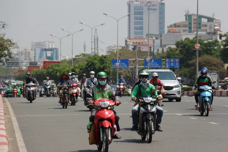 Người dân TP Hồ Chí Minh vất vả chống chọi nắng nóng trở lại - Ảnh 1. Người dân TP Hồ Chí Minh vất vả chống chọi nắng nóng trở lại - Ảnh 1.