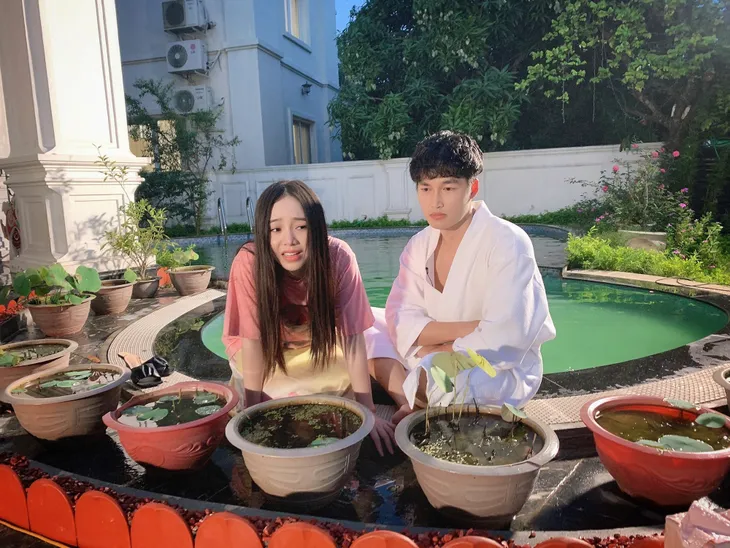 Đình Tú đốn tim fan nữ ở hậu trường Hướng dương ngược nắng - Ảnh 14. Đình Tú đốn tim fan nữ ở hậu trường Hướng dương ngược nắng - Ảnh 14.