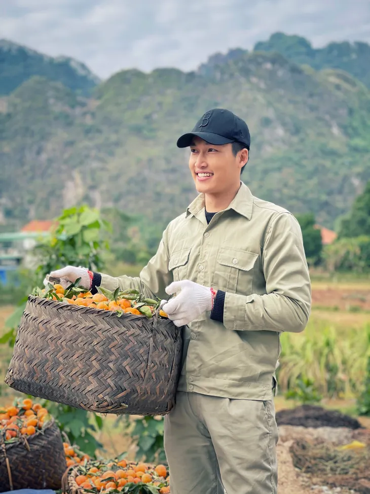 Đình Tú đốn tim fan nữ ở hậu trường Hướng dương ngược nắng - Ảnh 3. Đình Tú đốn tim fan nữ ở hậu trường Hướng dương ngược nắng - Ảnh 3.
