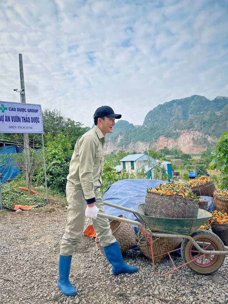 Đình Tú đốn tim fan nữ ở hậu trường Hướng dương ngược nắng - Ảnh 2. Đình Tú đốn tim fan nữ ở hậu trường Hướng dương ngược nắng - Ảnh 2.