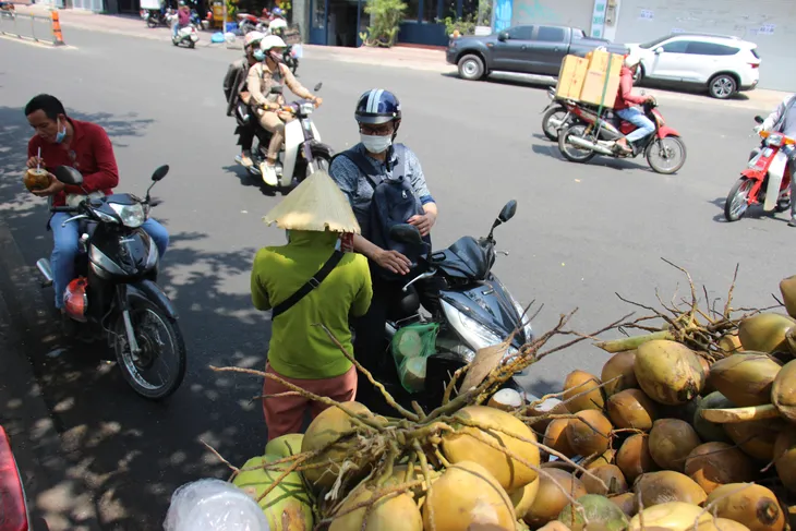 Người dân TP Hồ Chí Minh vất vả chống chọi nắng nóng trở lại - Ảnh 3. Người dân TP Hồ Chí Minh vất vả chống chọi nắng nóng trở lại - Ảnh 3.