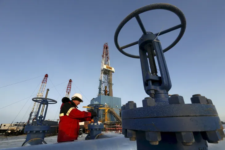 OPEC+ xem xét gia hạn cắt giảm sản lượng dầu - Ảnh 1. OPEC+ xem xét gia hạn cắt giảm sản lượng dầu - Ảnh 1.