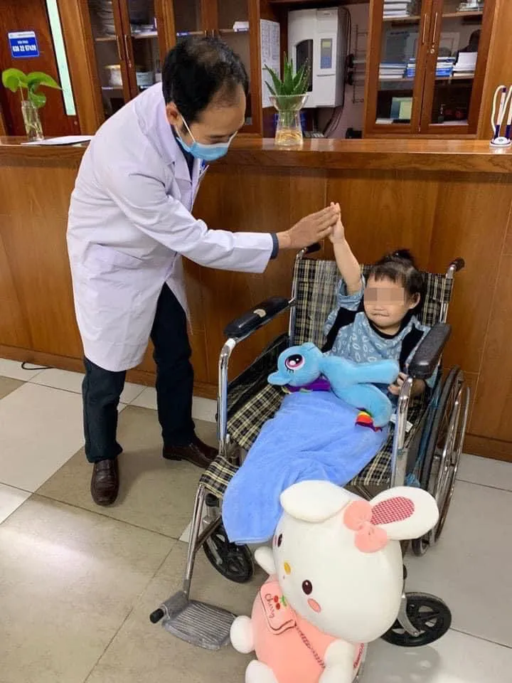 Bé gái rơi từ tầng 13 chung cư đã xuất viện - Ảnh 1. Bé gái rơi từ tầng 13 chung cư đã xuất viện - Ảnh 1.