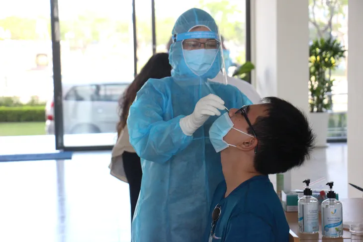 Thực hiện Chỉ thị 16, TP Hồ Chí Minh sẽ cách ly, xét nghiệm, điều trị bệnh nhân COVID-19 như thế nào? - Ảnh 2. Thực hiện Chỉ thị 16, TP Hồ Chí Minh sẽ cách ly, xét nghiệm, điều trị bệnh nhân COVID-19 như thế nào? - Ảnh 2.
