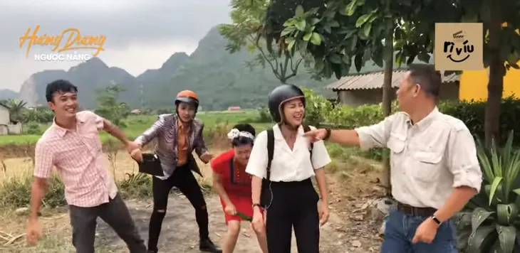 Đạo diễn Hướng dương ngược nắng bật cười trước cảnh Hải quay xe bị bứt râu - Ảnh 2. Đạo diễn Hướng dương ngược nắng bật cười trước cảnh Hải quay xe bị bứt râu - Ảnh 2.