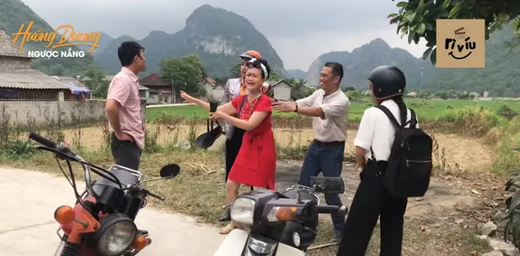 Đạo diễn Hướng dương ngược nắng bật cười trước cảnh Hải quay xe bị bứt râu - Ảnh 1. Đạo diễn Hướng dương ngược nắng bật cười trước cảnh Hải quay xe bị bứt râu - Ảnh 1.