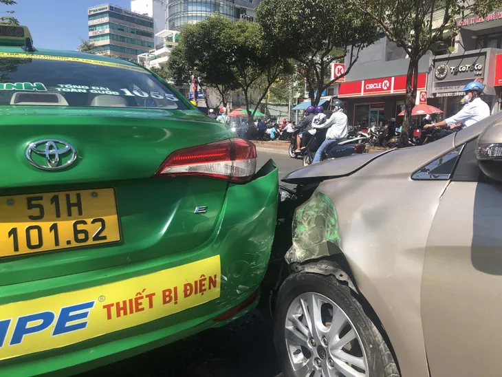 5 xe ô tô tông liên hoàn trên đường Điện Biên Phủ, TP Hồ Chí Minh - Ảnh 1. 5 xe ô tô tông liên hoàn trên đường Điện Biên Phủ, TP Hồ Chí Minh - Ảnh 1.