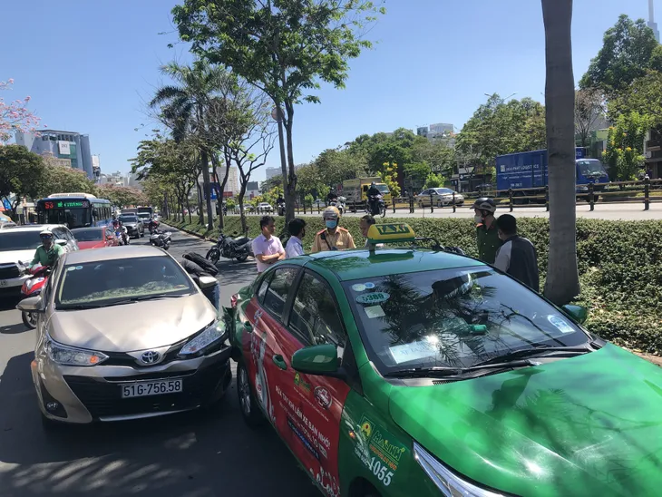 5 xe ô tô tông liên hoàn trên đường Điện Biên Phủ, TP Hồ Chí Minh - Ảnh 2. 5 xe ô tô tông liên hoàn trên đường Điện Biên Phủ, TP Hồ Chí Minh - Ảnh 2.