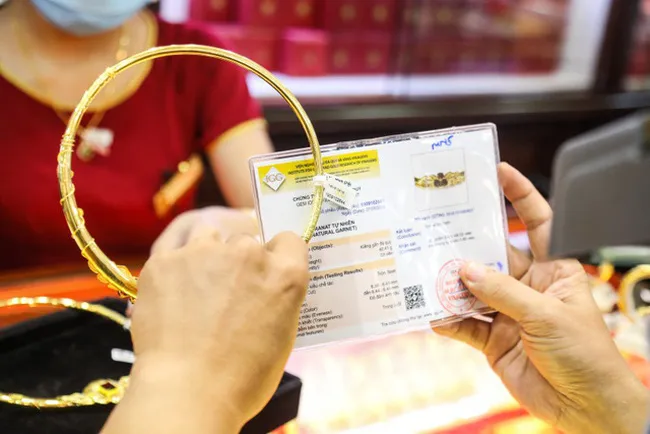Giá vàng còn lao dốc đến bao giờ? - Ảnh 1. Giá vàng còn lao dốc đến bao giờ? - Ảnh 1.