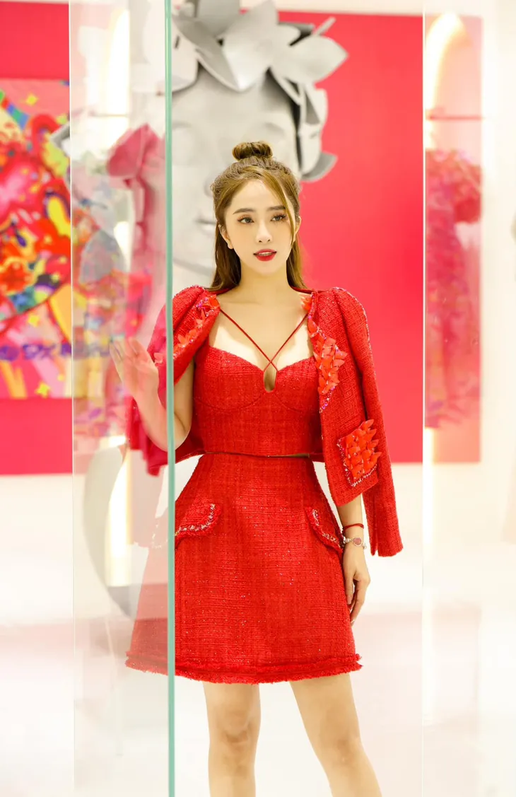 DV Quỳnh Nga: 8/3 muốn nhận được quà hãy mặc một chiếc váy đỏ - Ảnh 1. DV Quỳnh Nga: 8/3 muốn nhận được quà hãy mặc một chiếc váy đỏ - Ảnh 1.