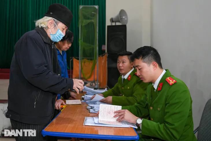 Làm việc xuyên đêm đẩy nhanh tiến độ cấp căn cước công dân gắn chip tại Hà Nội - Ảnh 1. Làm việc xuyên đêm đẩy nhanh tiến độ cấp căn cước công dân gắn chip tại Hà Nội - Ảnh 1.