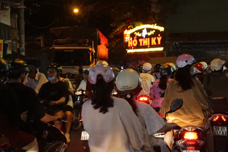Tiểu thương chợ hoa lớn nhất TP Hồ Chí Minh lo cảnh người đông, khách vắng dịp lễ 8/3 - Ảnh 1. Tiểu thương chợ hoa lớn nhất TP Hồ Chí Minh lo cảnh người đông, khách vắng dịp lễ 8/3 - Ảnh 1.