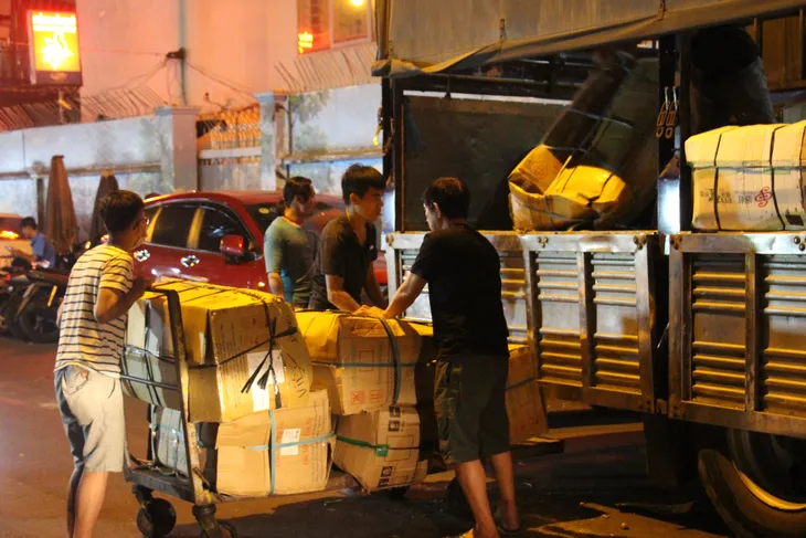 Tiểu thương chợ hoa lớn nhất TP Hồ Chí Minh lo cảnh người đông, khách vắng dịp lễ 8/3 - Ảnh 5. Tiểu thương chợ hoa lớn nhất TP Hồ Chí Minh lo cảnh người đông, khách vắng dịp lễ 8/3 - Ảnh 5.
