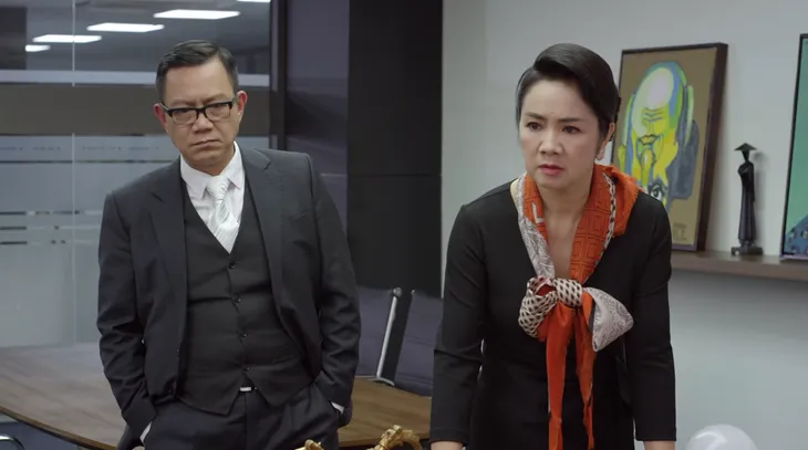 Hướng dương ngược nắng - Tập 37: Clip giường chiếu bị tung lên mạng cả thiên hạ xem, Châu (Hồng Diễm) tủi nhục và cay đắng tìm đến rượu - Ảnh 8. Hướng dương ngược nắng - Tập 37: Clip giường chiếu bị tung lên mạng cả thiên hạ xem, Châu (Hồng Diễm) tủi nhục và cay đắng tìm đến rượu - Ảnh 8.