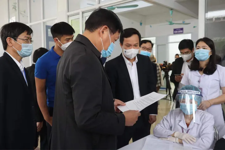 Thứ trưởng Bộ Y tế trực tiếp tiêm vaccine COVID-19 tại Hải Dương - Ảnh 2. Thứ trưởng Bộ Y tế trực tiếp tiêm vaccine COVID-19 tại Hải Dương - Ảnh 2.