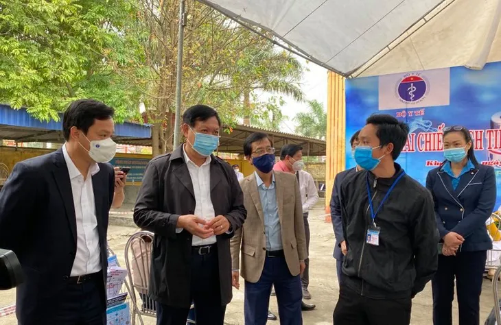 Thứ trưởng Bộ Y tế trực tiếp tiêm vaccine COVID-19 tại Hải Dương - Ảnh 6. Thứ trưởng Bộ Y tế trực tiếp tiêm vaccine COVID-19 tại Hải Dương - Ảnh 6.