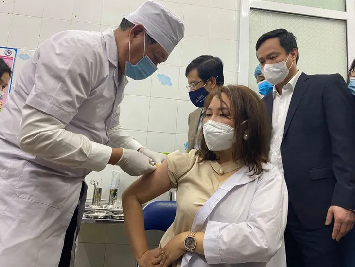 Thứ trưởng Bộ Y tế trực tiếp tiêm vaccine COVID-19 tại Hải Dương - Ảnh 5. Thứ trưởng Bộ Y tế trực tiếp tiêm vaccine COVID-19 tại Hải Dương - Ảnh 5.