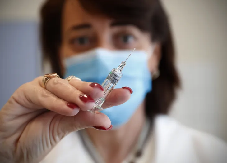 EU cấm xuất khẩu vaccine COVID-19 gây sụt giảm nguồn cung trên toàn cầu - Ảnh 1. EU cấm xuất khẩu vaccine COVID-19 gây sụt giảm nguồn cung trên toàn cầu - Ảnh 1.