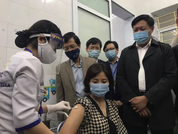 Thứ trưởng Bộ Y tế trực tiếp tiêm vaccine COVID-19 tại Hải Dương - Ảnh 4. Thứ trưởng Bộ Y tế trực tiếp tiêm vaccine COVID-19 tại Hải Dương - Ảnh 4.