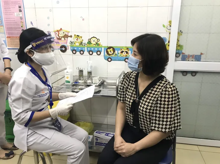 Thứ trưởng Bộ Y tế trực tiếp tiêm vaccine COVID-19 tại Hải Dương - Ảnh 3. Thứ trưởng Bộ Y tế trực tiếp tiêm vaccine COVID-19 tại Hải Dương - Ảnh 3.