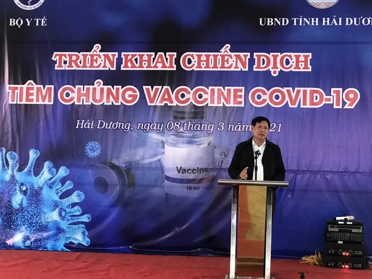 Thứ trưởng Bộ Y tế trực tiếp tiêm vaccine COVID-19 tại Hải Dương - Ảnh 1. Thứ trưởng Bộ Y tế trực tiếp tiêm vaccine COVID-19 tại Hải Dương - Ảnh 1.